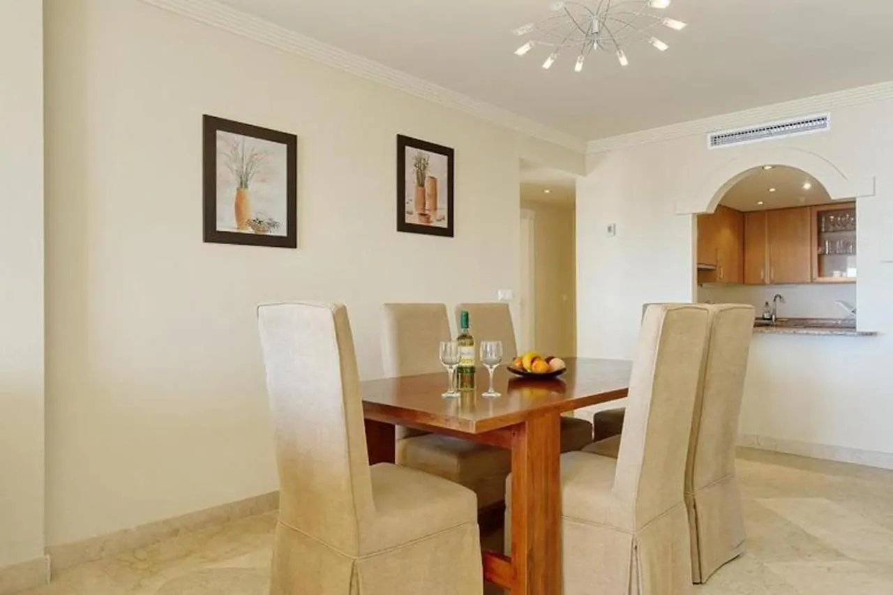 Spacious Stunning Views 2-Bed Apartment 에스테포나