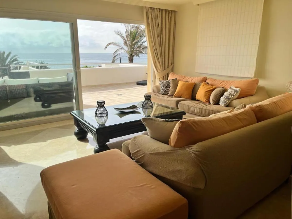 Spacious Stunning Views 2-Bed Apartment 에스테포나