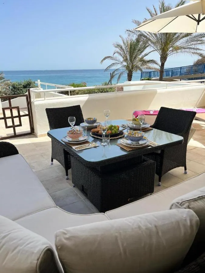 Spacious Stunning Views 2-Bed Apartment 에스테포나