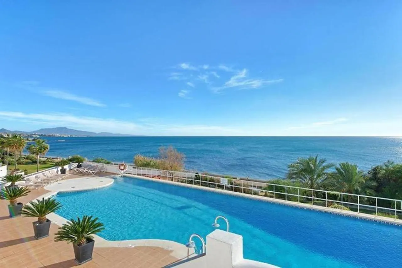 Spacious Stunning Views 2-Bed Apartment 에스테포나
