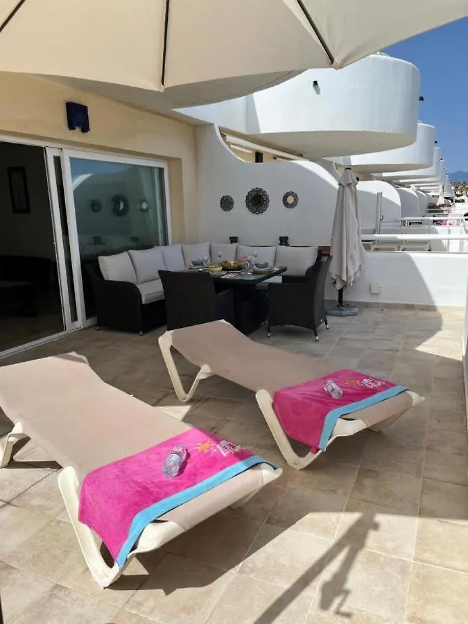 Spacious Stunning Views 2-Bed Apartment 에스테포나